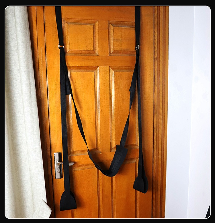 Bộ đồ tàn bạo treo trên cửa