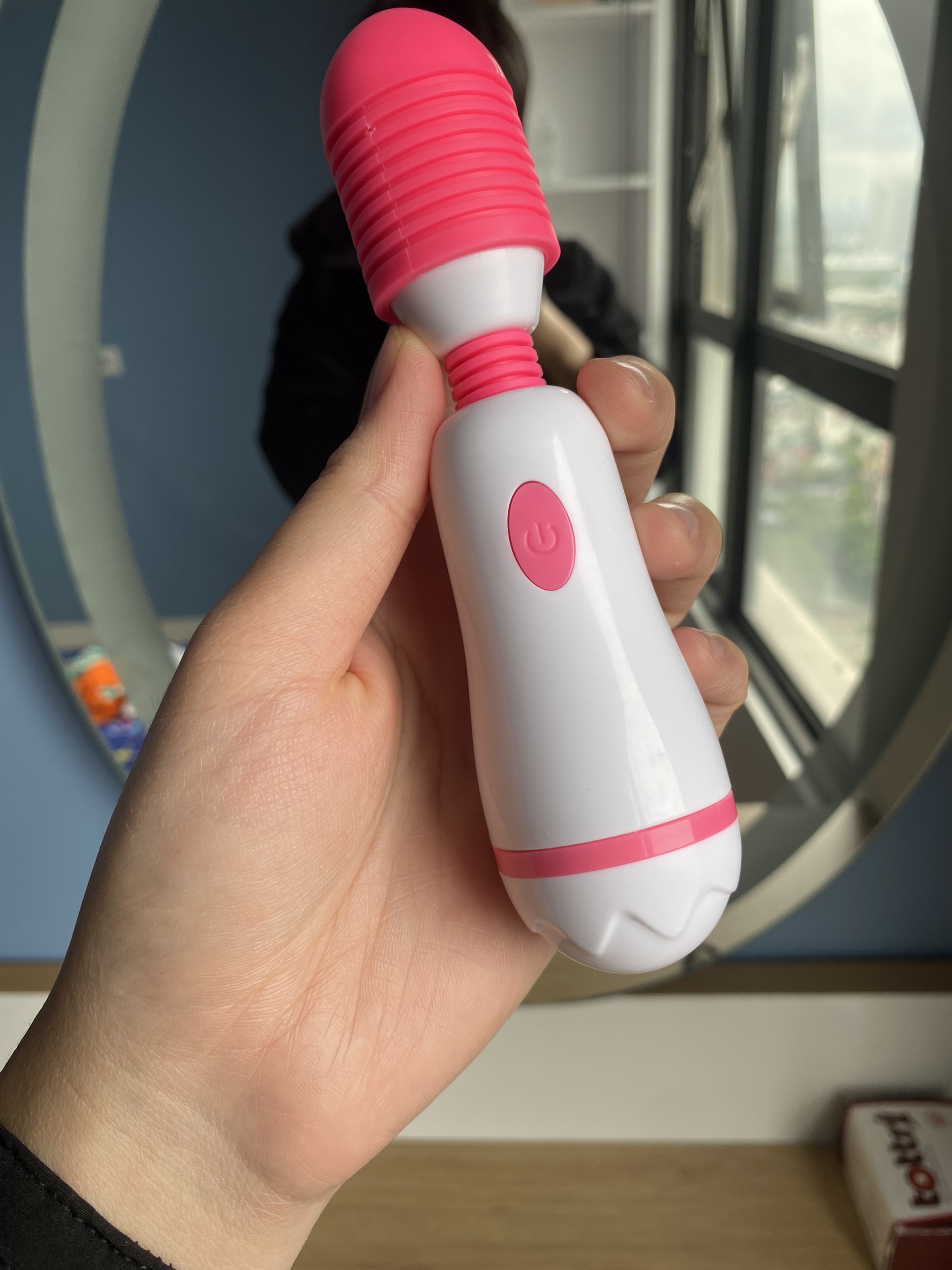 Máy rung âm đạo cầm tay màu hồng kèm pin sạc